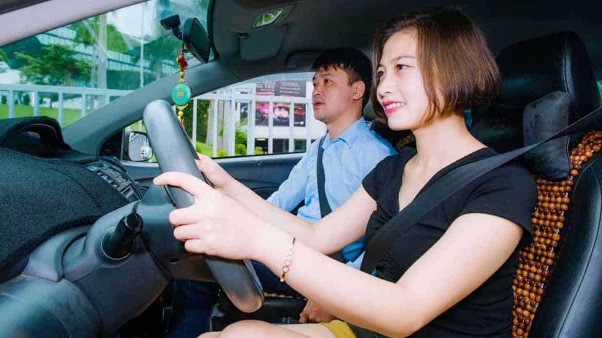 Thực hành lái xe ô tô nhanh chóng nhất với chuyên gia hoặc người có kinh nghiệm trên trường lái và trên đường giao thông