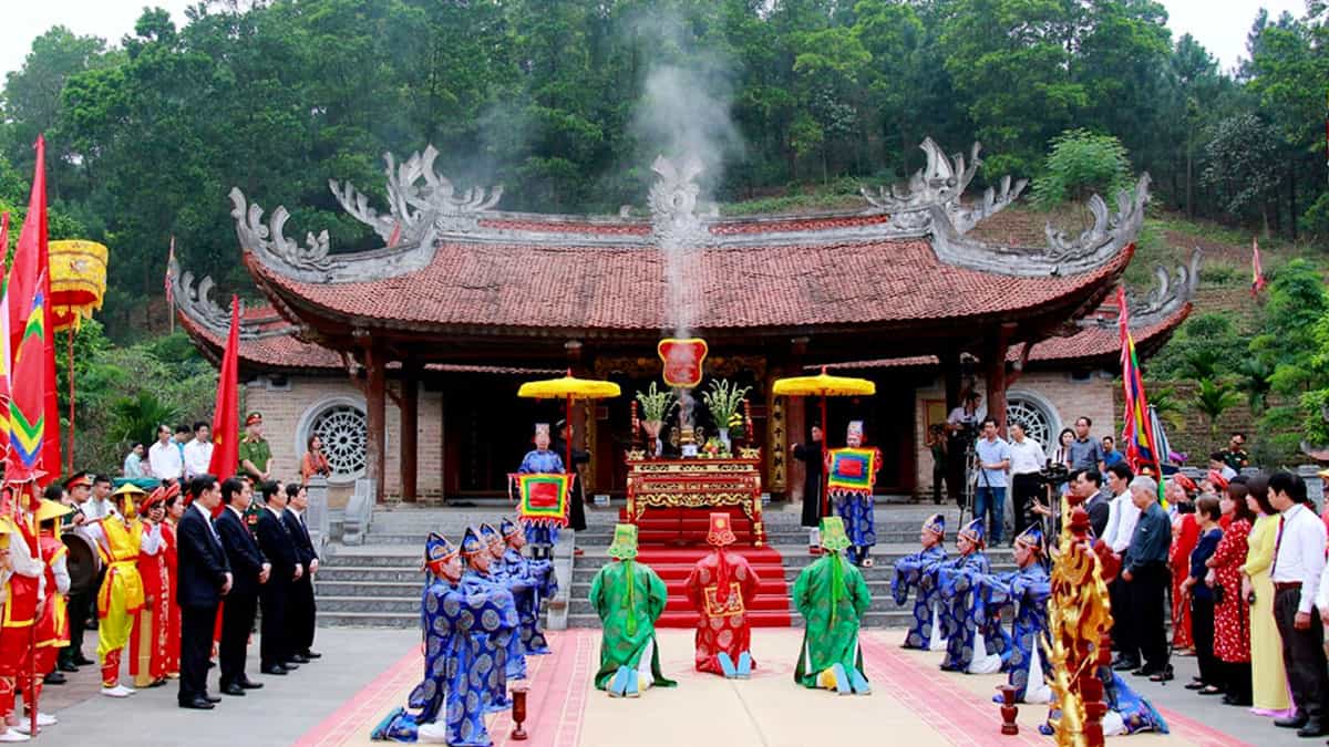 Lễ hội đền Hùng tổ chức vào mùng 10 tháng 3 hàng năm