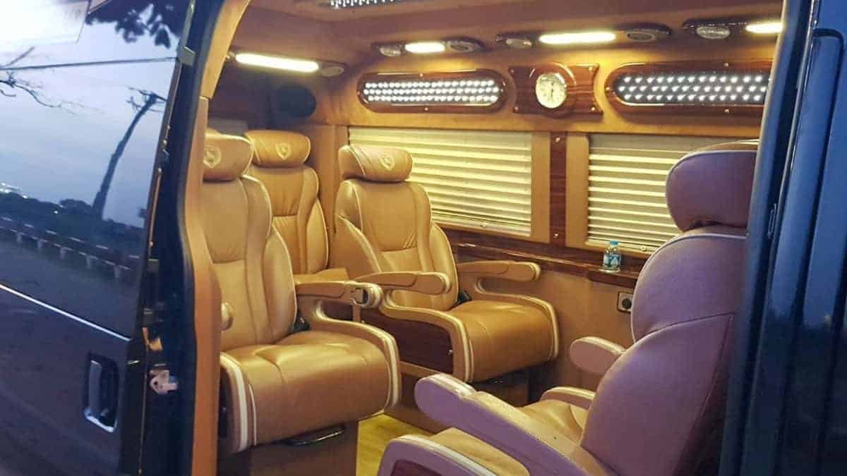 Xe du lịch Limousine có tiện nghi thoải mái trong xe