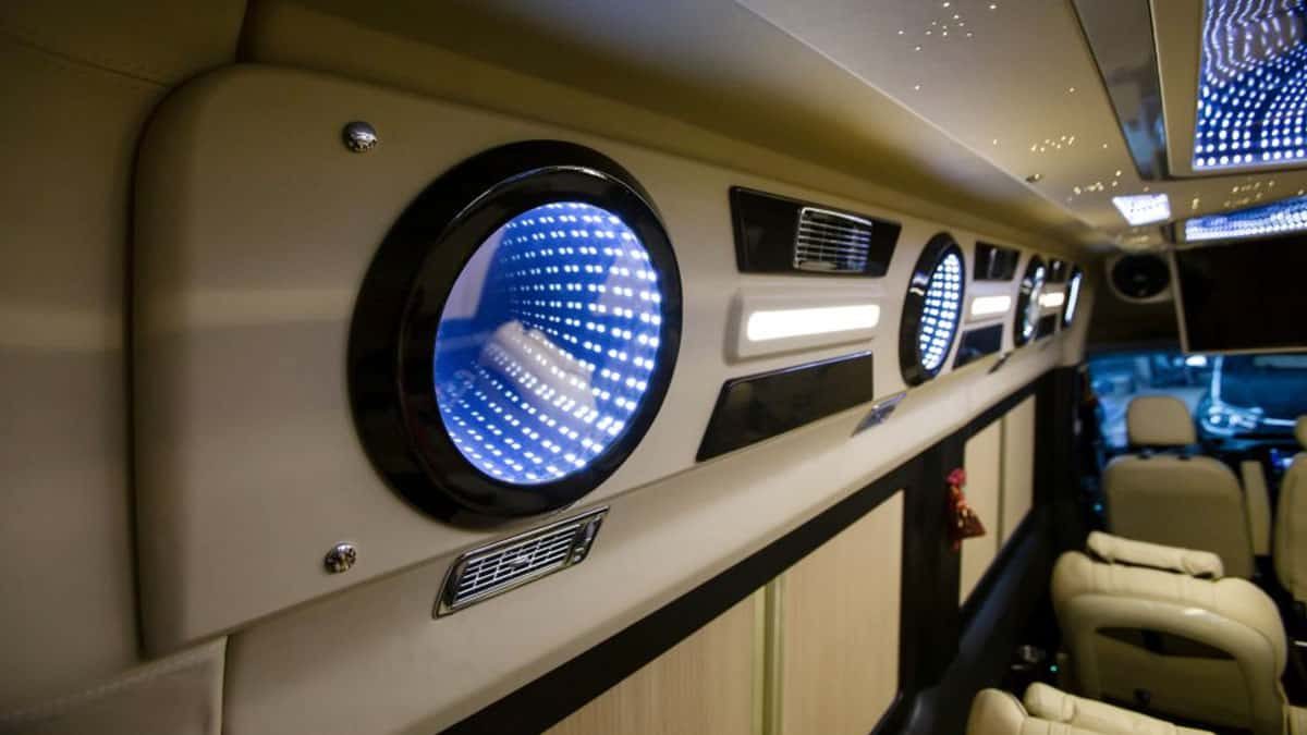 Xe Limouse có thiết kế ấn tượng mang đến trải nghiệm mới mẻ cho hành khách