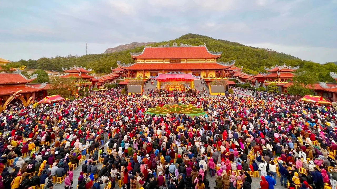Lễ hội ở chùa Ba Vàng