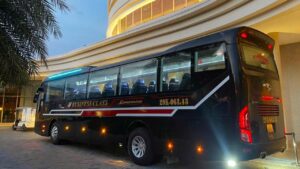 Xe limousine 29 chỗ đời mới DKT Transport phục vụ đưa đón khách tại Hà Nội