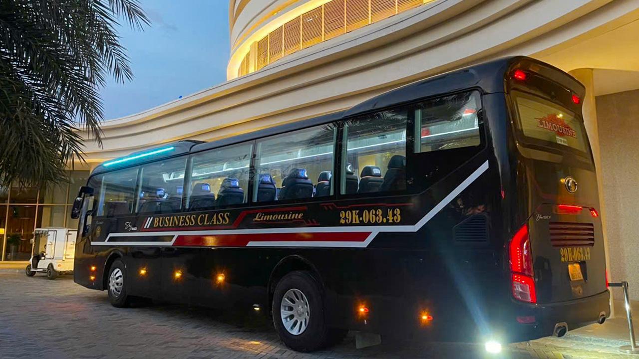 Xe limousine 29 chỗ đời mới DKT Transport phục vụ đưa đón khách tại Hà Nội
