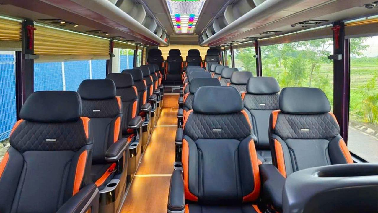 Khoang nội thất thương gia sang trọng với trần ánh sao LED của xe limousine 29 chỗ