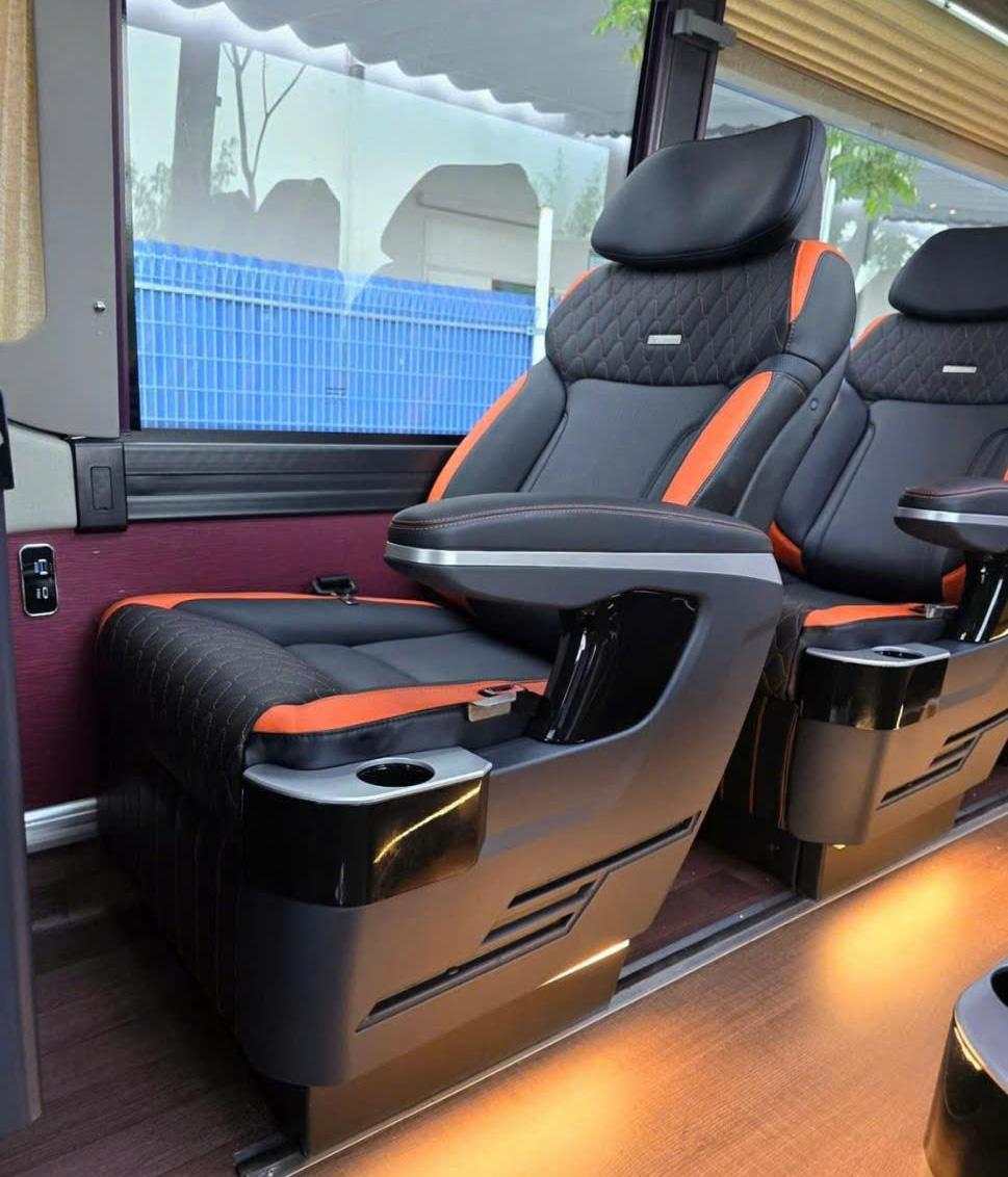 Ghế da thương gia bọc da cao cấp tích hợp sạc USB trên xe limousine 29 chỗ DKT Transport