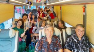 Tour khám phá Hà Nội bằng xe limousine