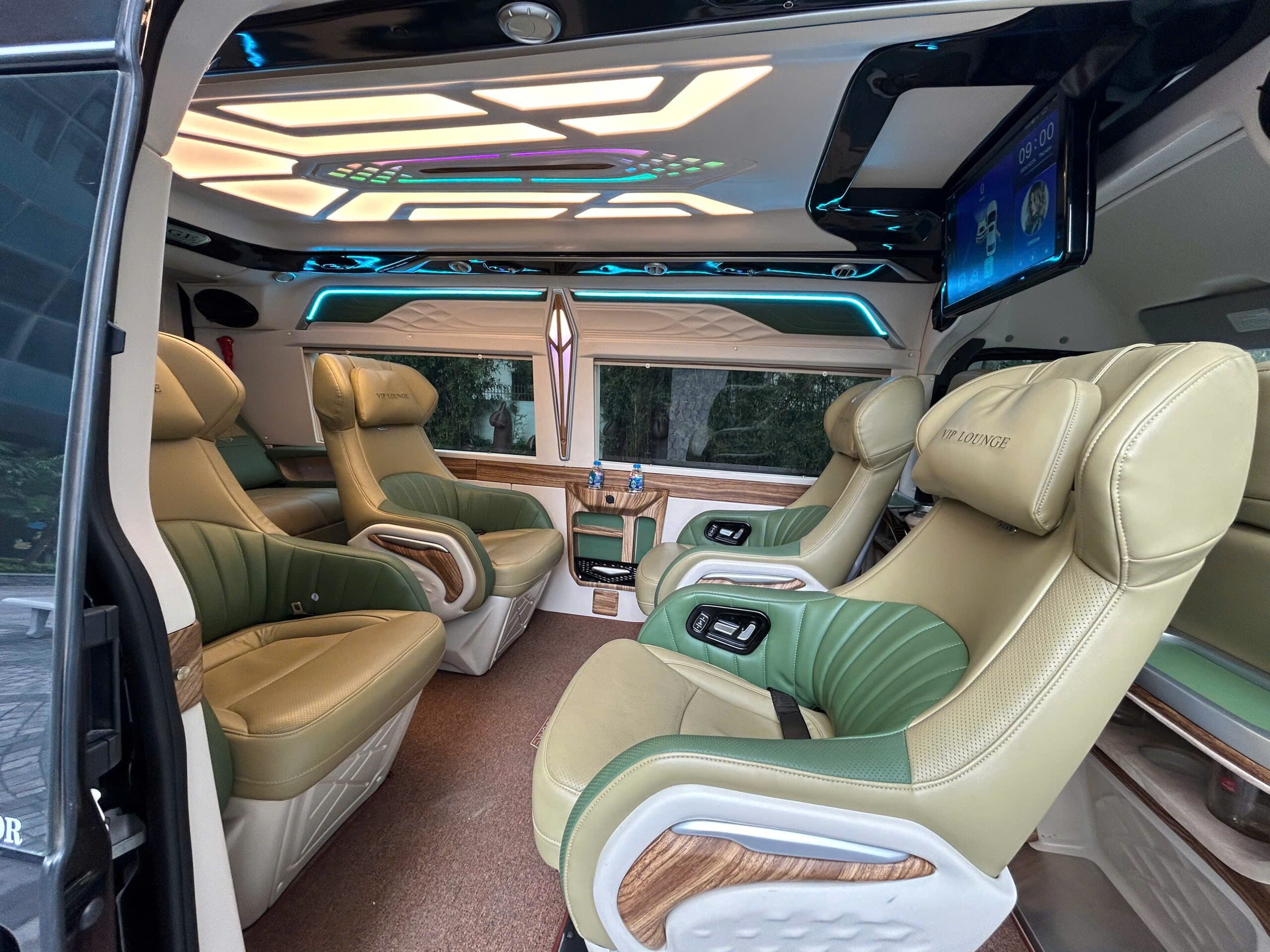 Nội thất sang trọng của xe Limousine 9 chỗ