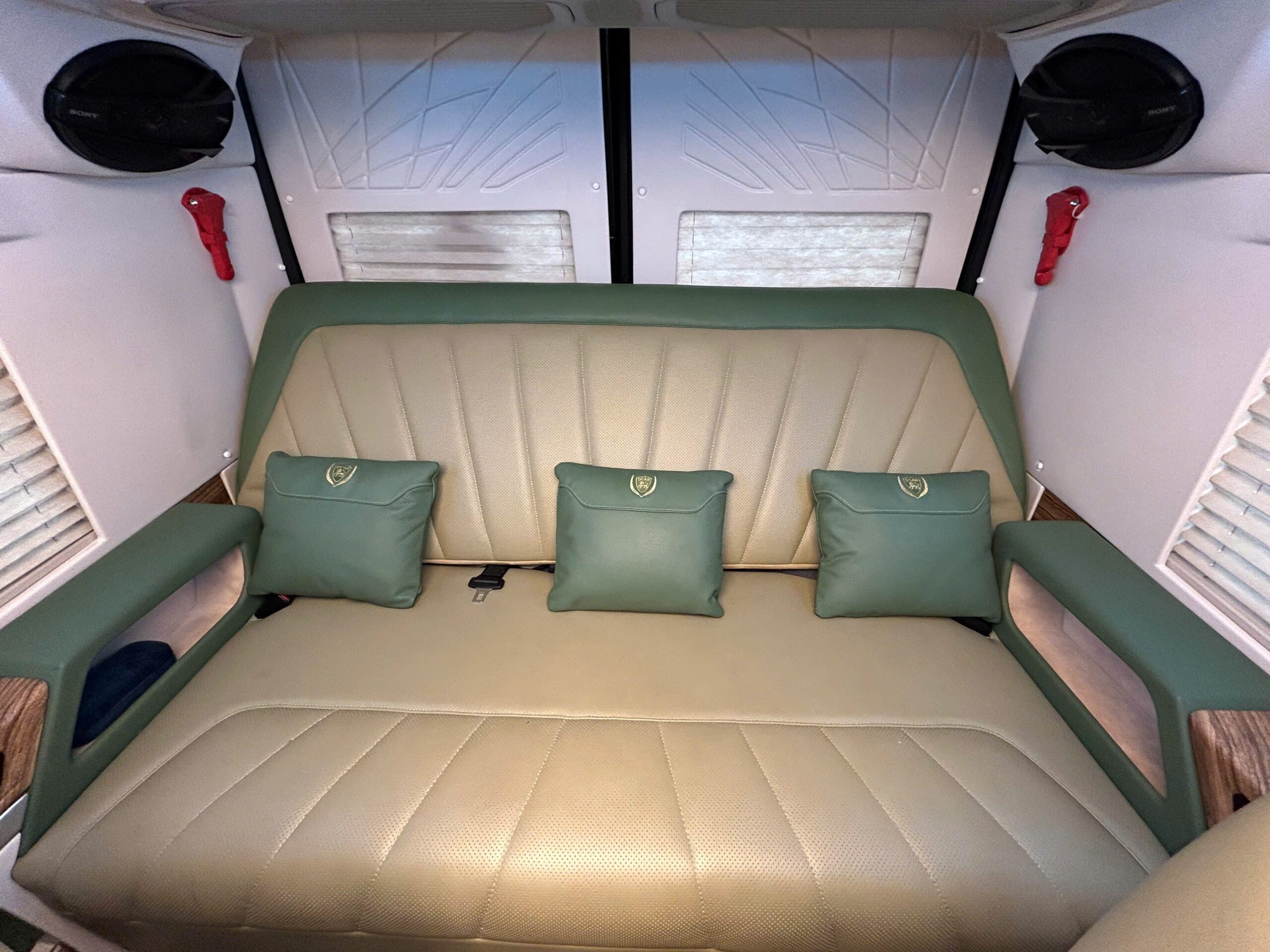 Khoang nội thất thương gia sang trọng trên xe limousine DKT Transport