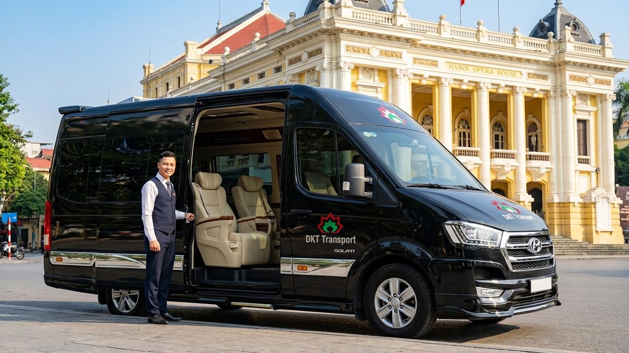 Xe Dcar Limousine 9 chỗ đời mới DKT Transport sang trọng tại Nhà hát Lớn Hà Nội