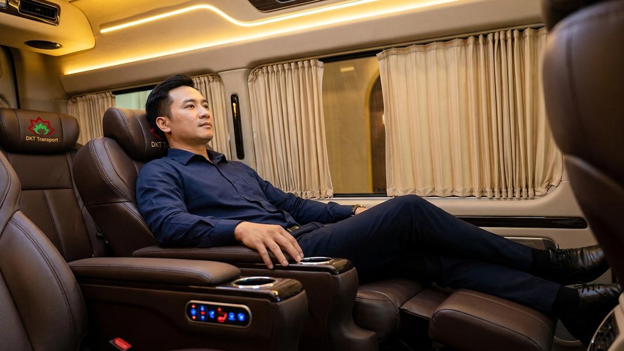 Ghế da thương gia tích hợp massage và sạc điện thoại trên xe Limousine 9 chỗ DKT Transport
