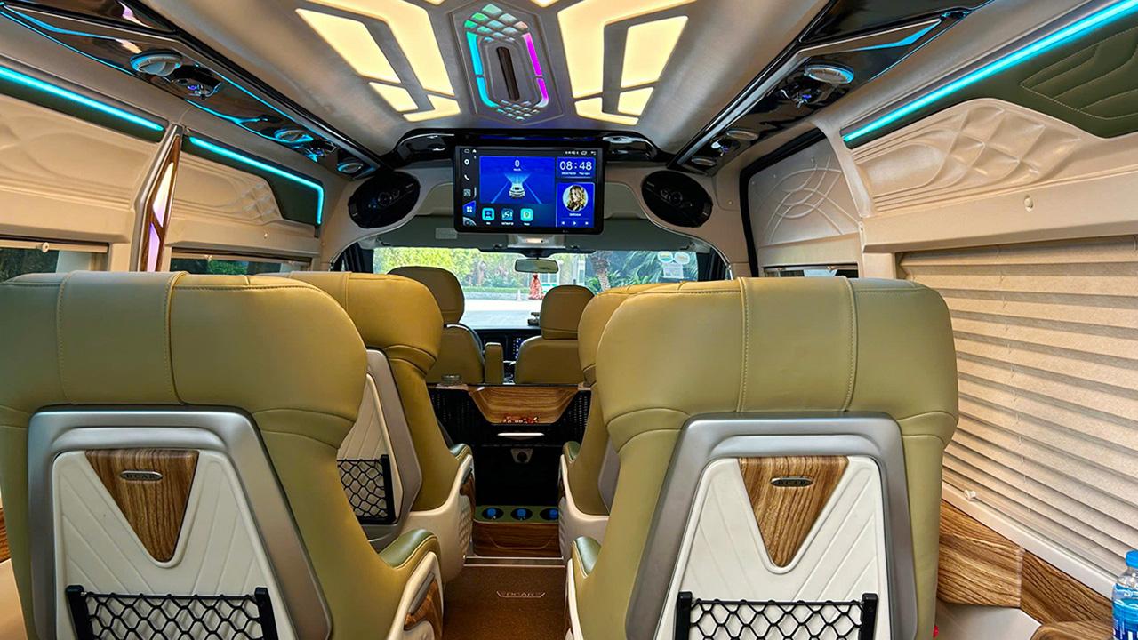 Gia đình tận hưởng chuyến du lịch êm dịu trên xe Limousine 9 chỗ DKT Transport