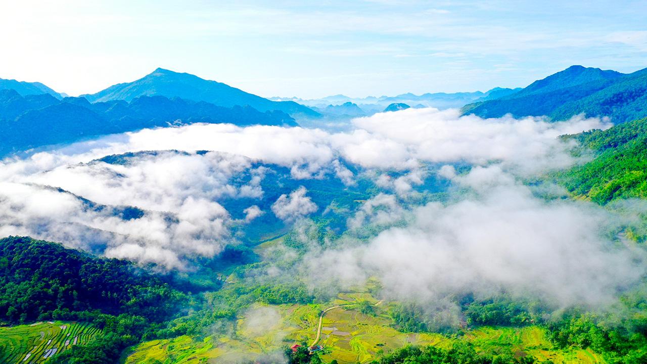 Đỉnh Pù Luông – View săn mây đẹp ngỡ ngàng