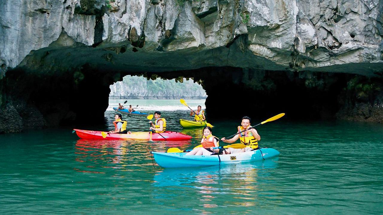 Chèo Kayak Khám Phá Vịnh