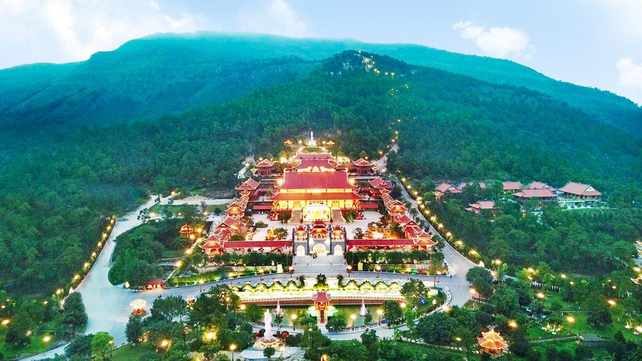 Ngày 1: Hà Nội – Chùa Ba Vàng – Bãi Cháy Quảng Ninh