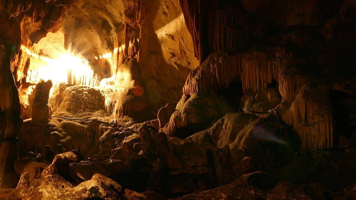 Hang Chiều cùng dấu vết địa chất theo năm tháng