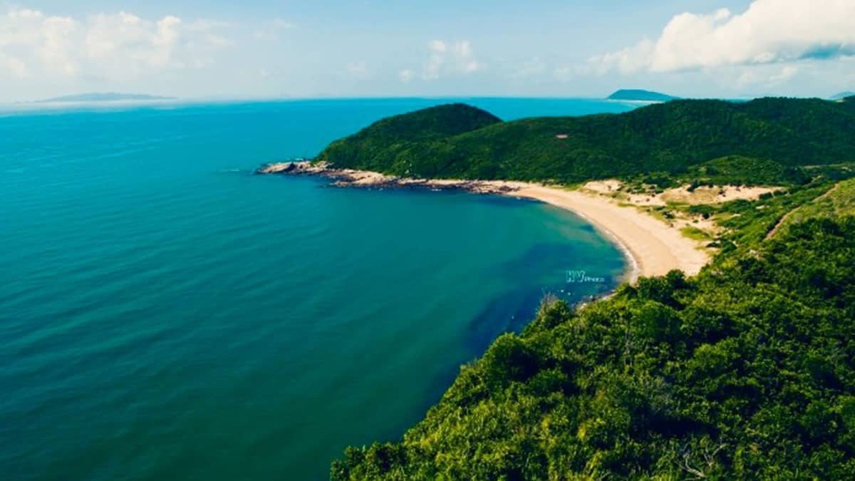 Bãi biển đảo Vĩnh Trung rất đáng để khám phá khi thuê xe đi Móng Cái