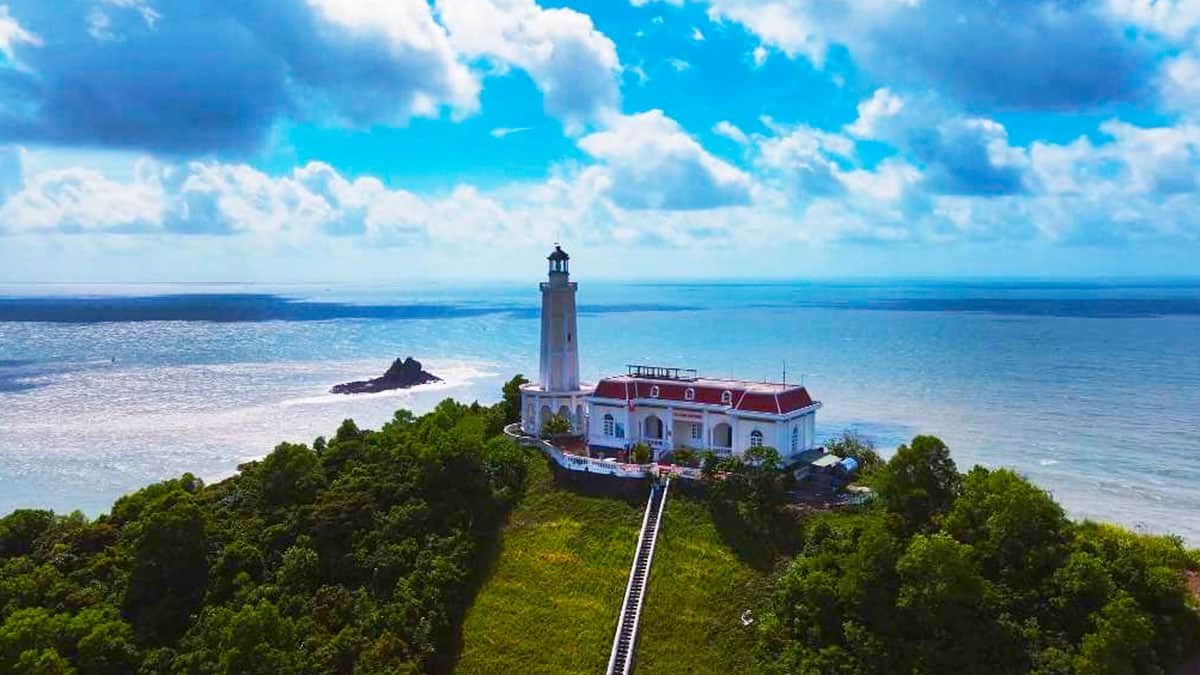 Hải đăng Vĩnh Thực trên đảo Vĩnh Thực