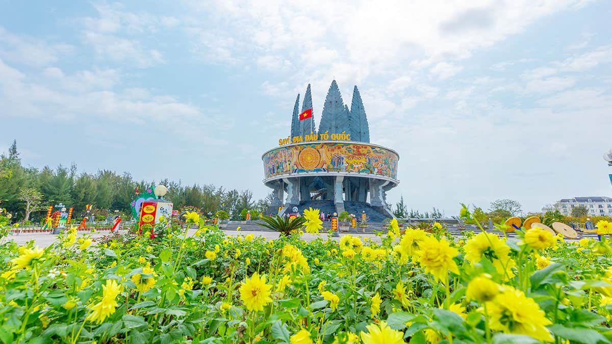 Nếu đi du lịch Móng Cái thì bạn nên chọn mùa hè để tận hưởng cảnh sắc cũng như tiện cho việc tắm biển, khám phá đảo