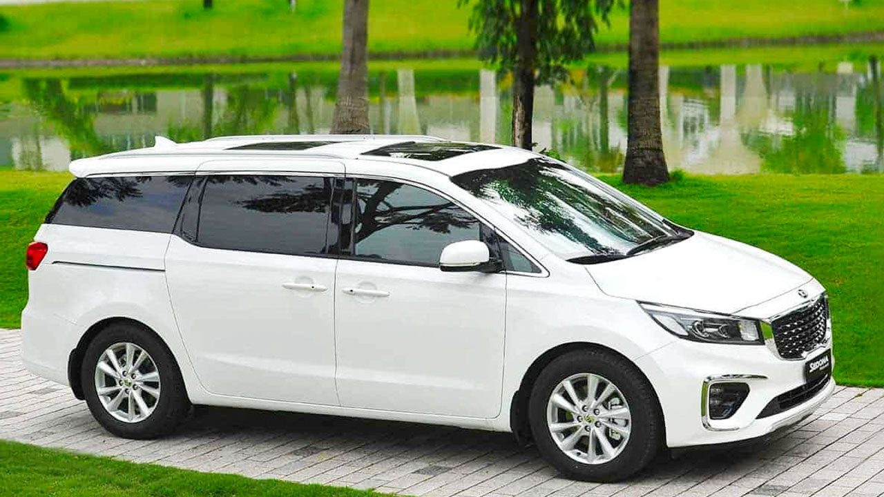 Luxury Kia Sedona 7 seater car