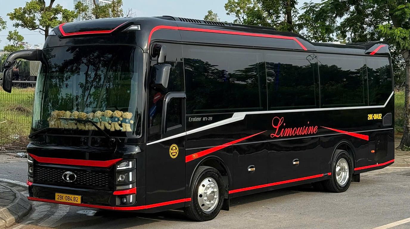 Xe limousine 23 cho doi moi DKT Transport don tra khach tai Ha Noi