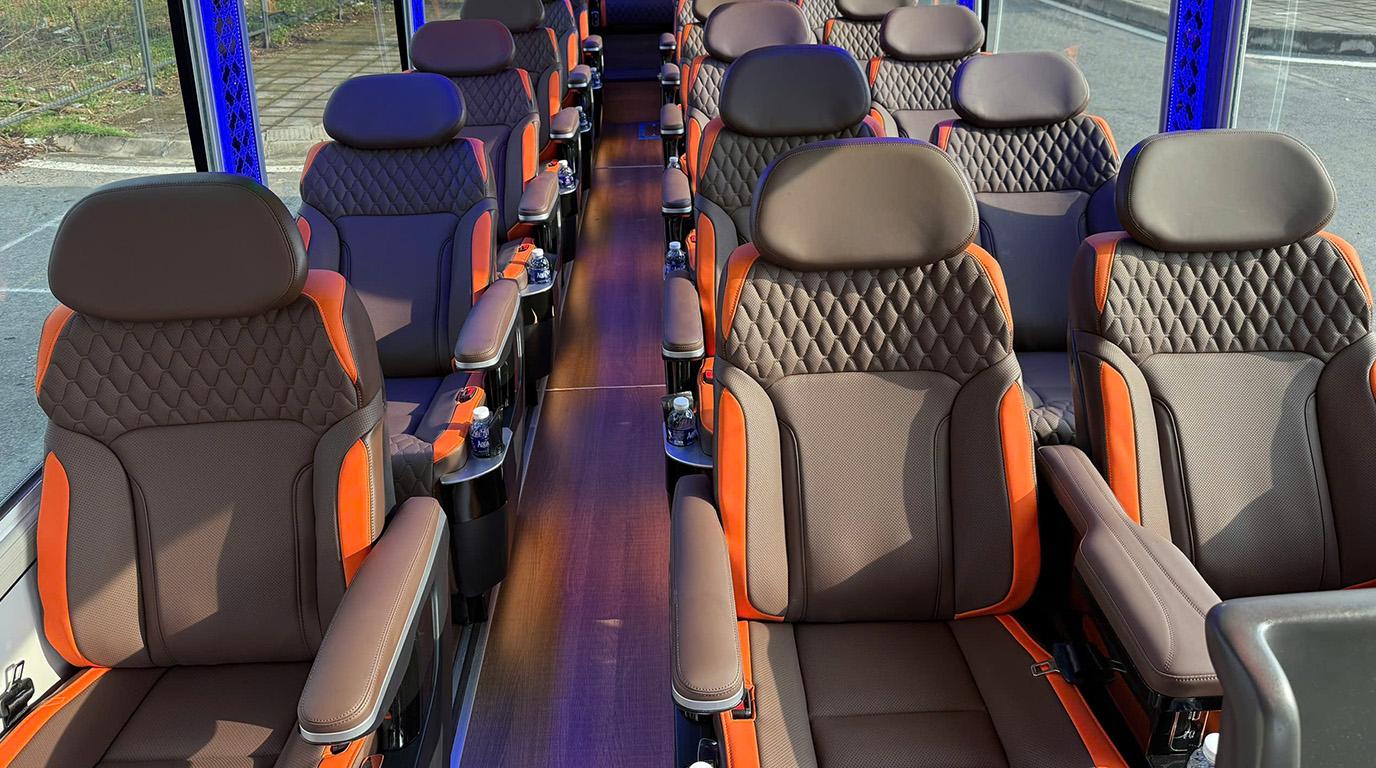 Noi that xe limousine 23 cho cau hinh 2 1 tran sao Maybach DKT Transport