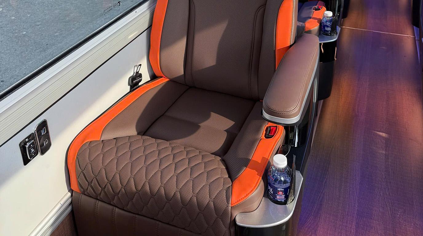 Ghe massage Zero Gravity boc da that tren xe limousine 23 cho DKT Transport