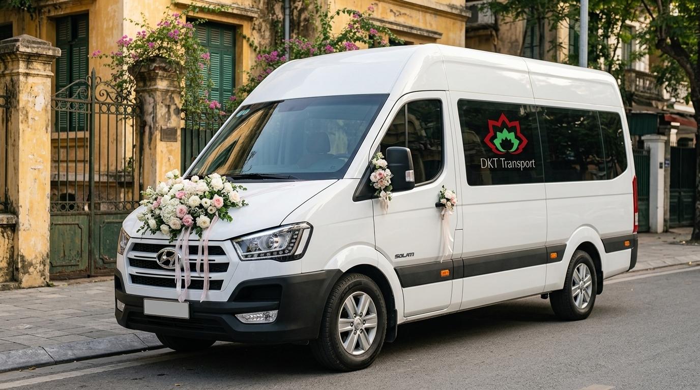 Xe 16 chỗ trang trí hoa cưới sang trọng phục vụ đưa đón dâu tại Hà Nội DKT Transport